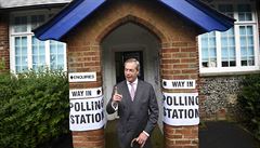 Nigel Farage, lídr UKIP, u vchodu do hlasovací místnosti.