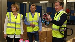 Vrchol kampan. Premiér David Cameron (vpravo) a labourtistická poslankym...