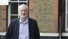 Lídr labourist Jeremy Corbyn pichází odevzdat svj hlas.