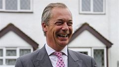 iroký úsmv pro fotografa! Lídr UKIP Nigel Farage pózuje novinám.