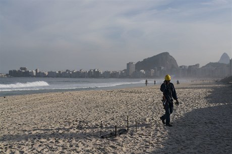 Nalezené ásti na plái Copacabana poblí olympijských volejbalových hi.