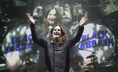 Ozzy Osbourne bhem praského vystoupení Black Sabbath.