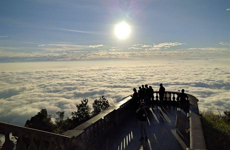 Pokud je zataženo, mraky vytvoří magické moře. Poté začnou klesat a narážet do... | na serveru Lidovky.cz | aktuální zprávy Pokud je zataženo, mraky vytvoří magické moře. Poté začnou klesat a narážet do... | na serveru Lidovky.cz | aktuální zprávy