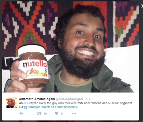 Abu Hurairah al-Britani na svém selfie s Nutellou.