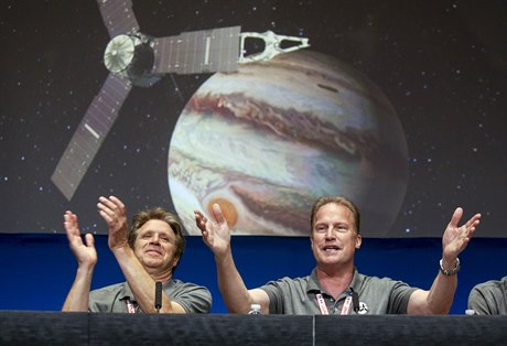 Scott Bolton (vlevo) a Rick Nybakken na tiskové konferenci po vstupu sondy na...