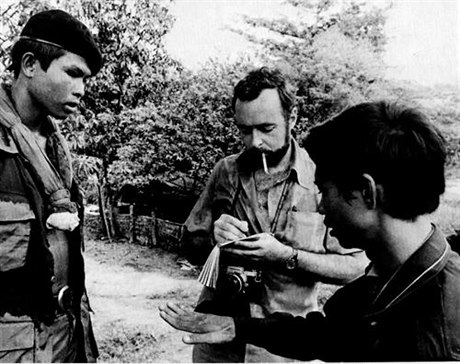 Sydney Schanberg a Dith Pran zpovídají vládního kambodského vojáka v roce 1973.