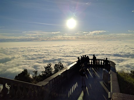 Pokud je zataeno, mraky vytvoí magické moe. Poté zanou klesat a naráet do...