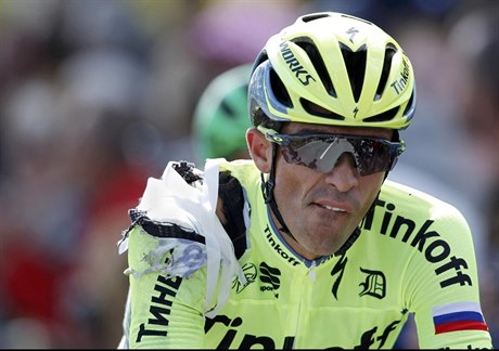 Alberto Contador hned po prvním dnu Tour skonil s hodn potlueným ramenem