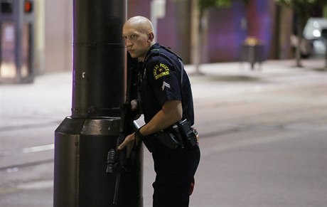 Dallaský policista na hlídce po stelb.