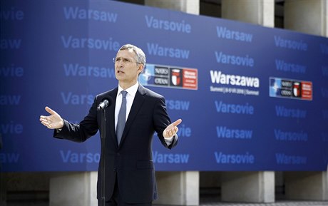 Generální tajemník NATO Jens Stoltenberg promlouvá bhem summitu ve Varav.