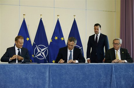 Podpis dohody NATO-EU. Zleva Donald Tusk, Jens Stoltenberg a Jean-Claudet...