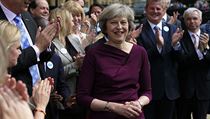 Britsk ministryni vnitra Therese Mayov je ped Westminsterskm palcem...