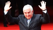 Miroslav Donutil zdraví fanoušky po příchodu na červený koberec.