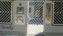 Řečtí anarchisté protestují proti věznění českého soudruha a poničili českou... | na serveru Lidovky.cz | aktuální zprávy