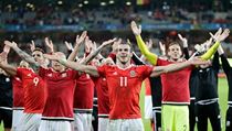 Velšané slaví čtvrtfinálové vítězství nad Belgií. Vpředu Gareth Bale. | na serveru Lidovky.cz | aktuální zprávy