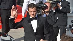 Irský herec Jamie Dornan pozdravil diváky ped karlovarským hotelem Thermal po...