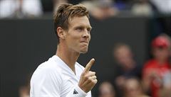 Tomá Berdych slaví postup do tvrtfinále Wimbledonu.