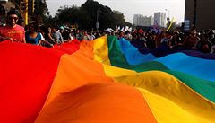 Duhová vlajka - symbol pochod Gay pride parade.