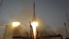 Start kosmické lodi Sojuz z kosmodronu Bajkonur v Kazachstánu.