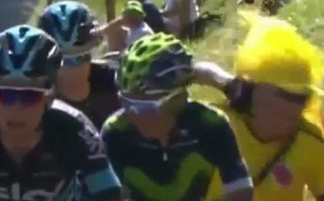 Chris Froome trefuje kolumbijského fanouka.