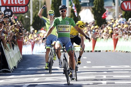 Peter Sagan vítzí v 11. etap Tour de France ped Chrisem Froomem.