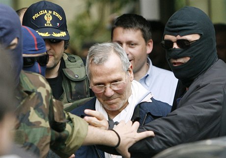 Bývalý éf sicilské mafie Bernardo Provenzano pi zatení policií.