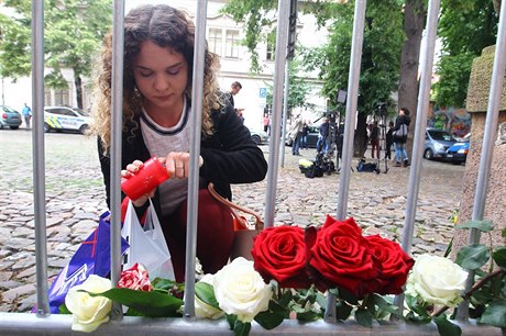 Lidé pili uctít památku terroristického útoku k francouzské ambasád.