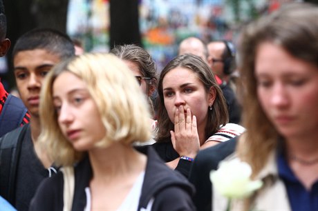 Mnoho lidí je z teroru v Nice v oku