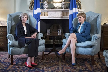 Nová britská premiérka Theresa Mayová (vlevo) na schzce s Nicolou...