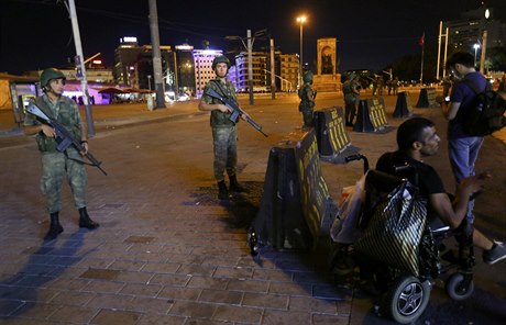 Turecká armáda v Istanbulu bhem pokusu o pevrat