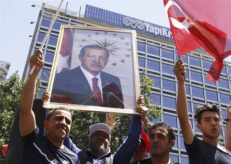 Píznivci Erdogana slaví neúspch pokusu o pevrat