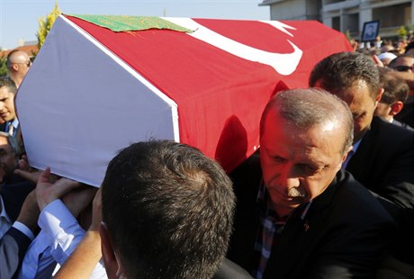 Turecký prezident Erdogan nese rakev bratra Mustafy Varanka, který byl poradcem...