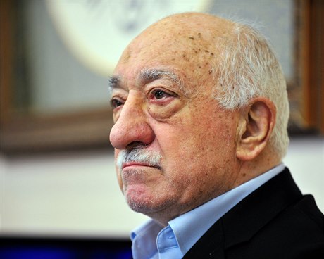 Turecký duchovní Fethullah Gülen mluví k médiím po nevydaeném pui proti...