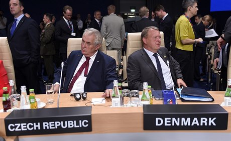 Milo Zeman a dánský premiér Lars Lokke Rasmussen na summitu NATO ve Varav.