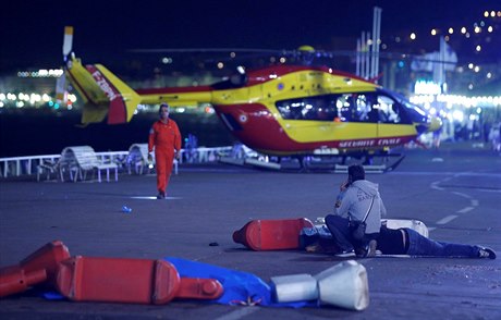 Záchranái a jeden ze zranných po útoku v Nice.