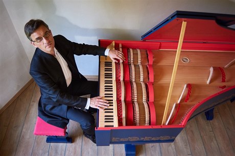 Nástroj viola organista sestrojený podle originálních nákres Leonarda da...