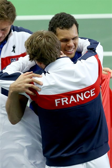 Jo-Wilfried Tsonga v souboji jedniek udolal Jiího Veselého.