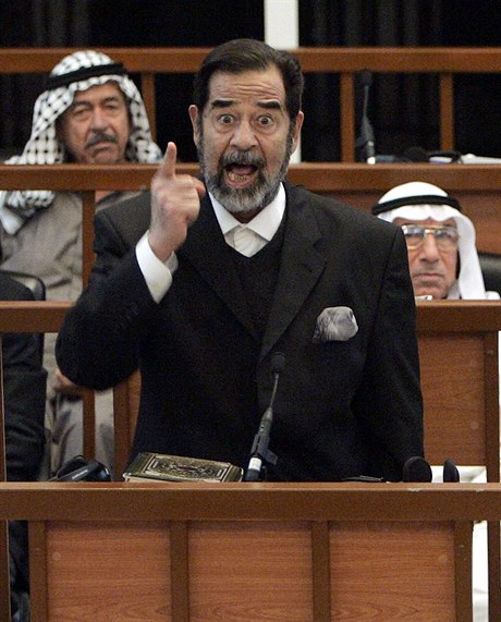Saddám Husajn byl zajat 13. prosince 2003 a zodpovídal se za zloiny genocidy,...