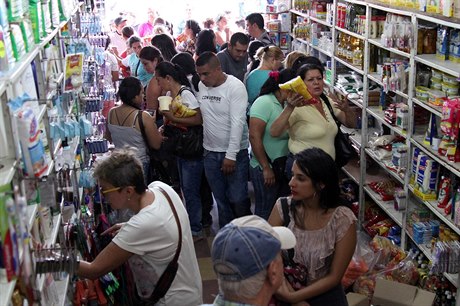 Venezuelané zaplavili obchody a nakupovali základní potraviny jako rýi, olej,...