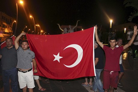 Stoupenci prezidenta Erdogana slaví potlaení pue v ulicích msta Marmaris.