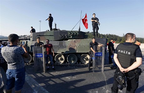 Policisté a civilisté u armádou oputných tank.