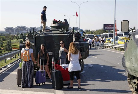 Cestující nedaleko letit v Istanbulu. Letecká doprava do Turecka a pes nj...