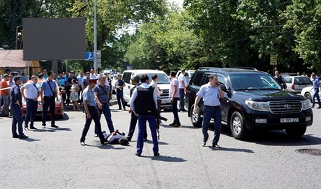 Pi incidentu byl zabit jeden civilista, jemu jeden z útoník ukradl osobní...