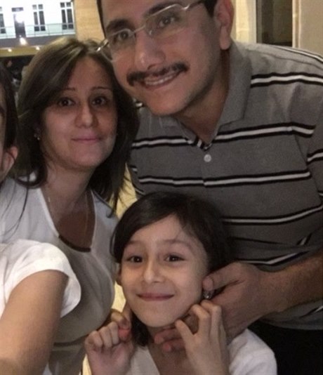 Rasha Nazarová (nahoe uprosted) se svou rodinou. Manel Fádí, dcery Assal a...