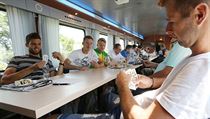 Jiří Veselý (vlevo) a Adam Pavlásek si zpestřili cestu do Třince hraním karet. | na serveru Lidovky.cz | aktuální zprávy