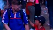Setkání portugalského a francouzského fanouška po finále Eura 2016. | na serveru Lidovky.cz | aktuální zprávy