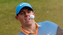 Rory McIlroy se trp v trninku ped Open Championship na osm jamce.