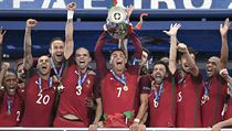 Finále Eura 2016: Portugalsko - Francie (Portugalci s trofejí) | na serveru Lidovky.cz | aktuální zprávy
