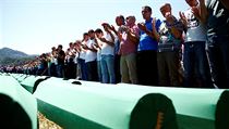 Tisce lid se dnes shromdily nedaleko bosensk Srebrenice, aby uctily...