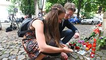Lid pili uctt pamtku terroristickho toku k francouzsk ambasd.